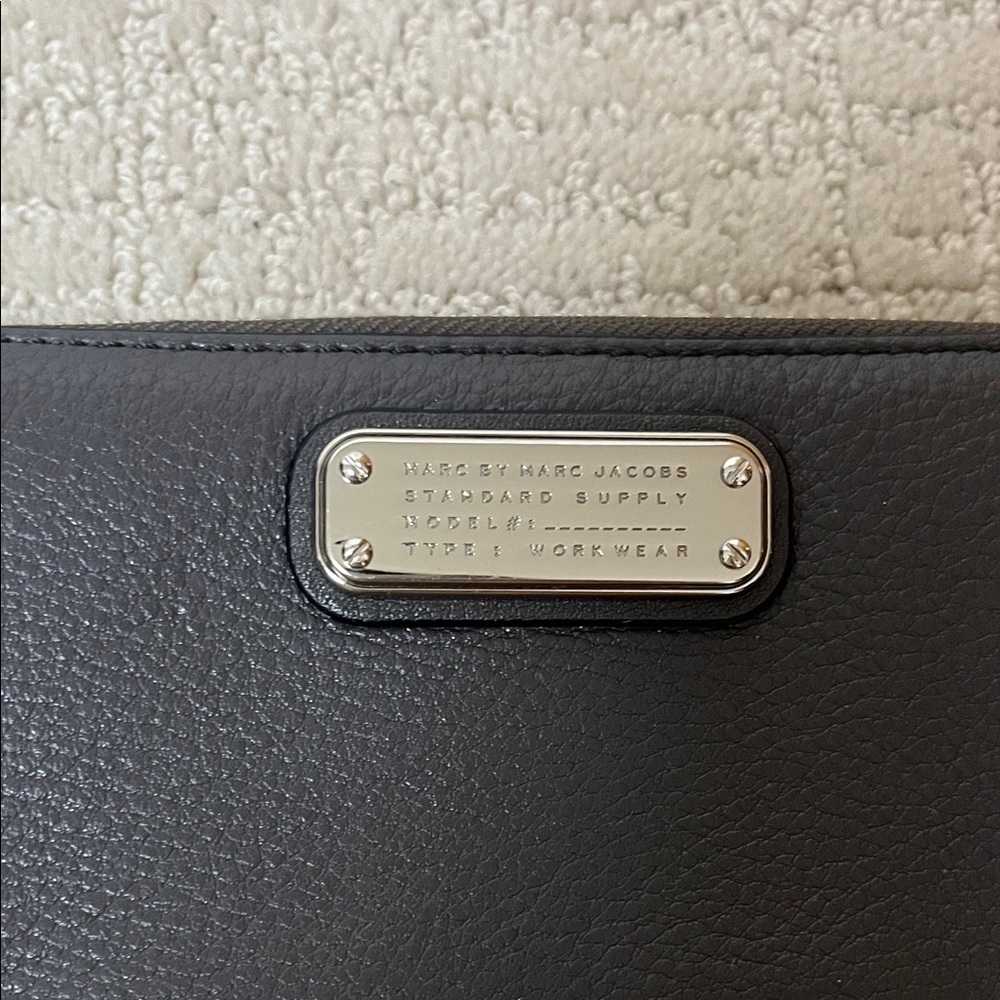 Marc by Marc Jacob’s gray Leather Wallet with Silver Logo Plate - Picture 4 of 4